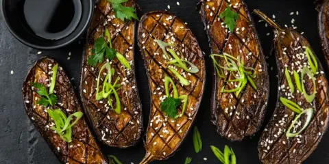 Glasierte Auberginen, gegrillt und mit Sesam bestreut – tolle Grillen Ideen für ein asiatisches Menü.
