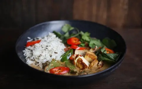 Ein köstliches Curry-Rezept mit Reis, gebratenem Tofu, grünen Bohnen und frischem Koriander.