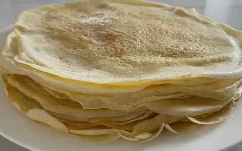 Ein Stapel goldbrauner Crêpes, perfekt für ein einfaches Crêpes Rezept.
