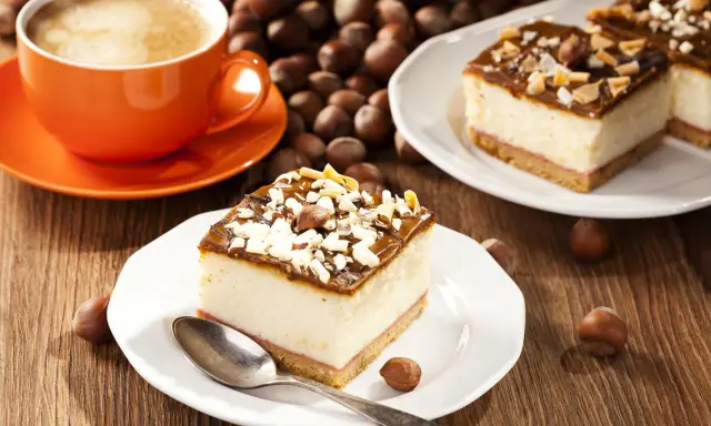 Schneller 10 min Kuchen ohne backen: cremiger Käsekuchen mit Karamell und Nüssen, dazu ein Kaffee.