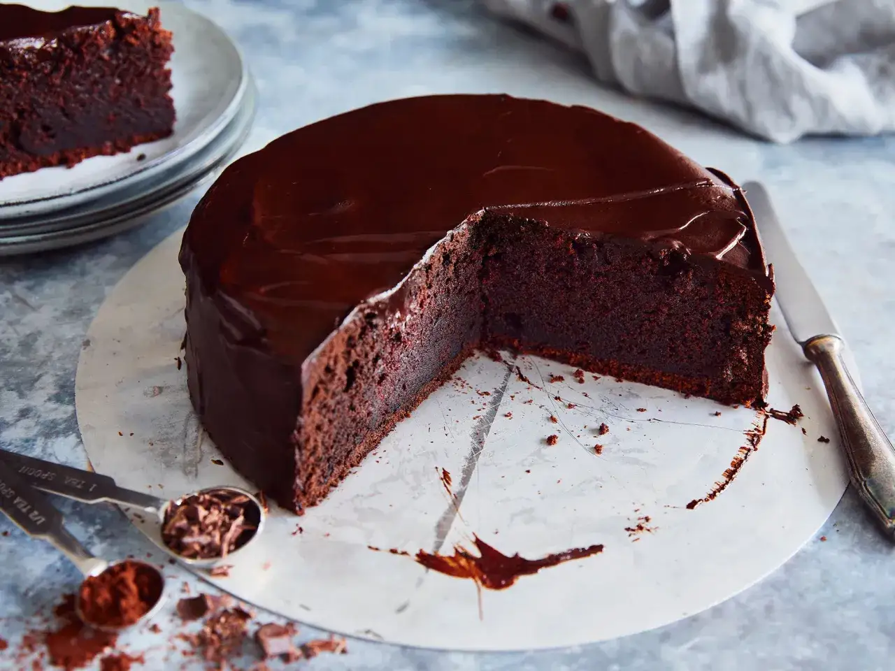 Ein saftiger Schokokuchen mit gl&auml;nzender Glasur, ein St&uuml;ck fehlt. Perfekt f&uuml;r ein schokokuchen rezept einfach und schnell.