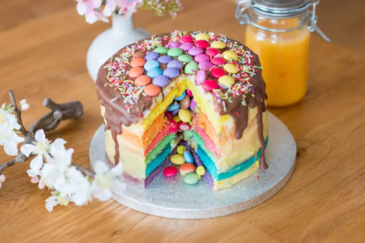 Bunter Smarties Kuchen mit Schokoladenglasur und Streuseln, ein Fest f&uuml;r die Augen und den Gaumen.