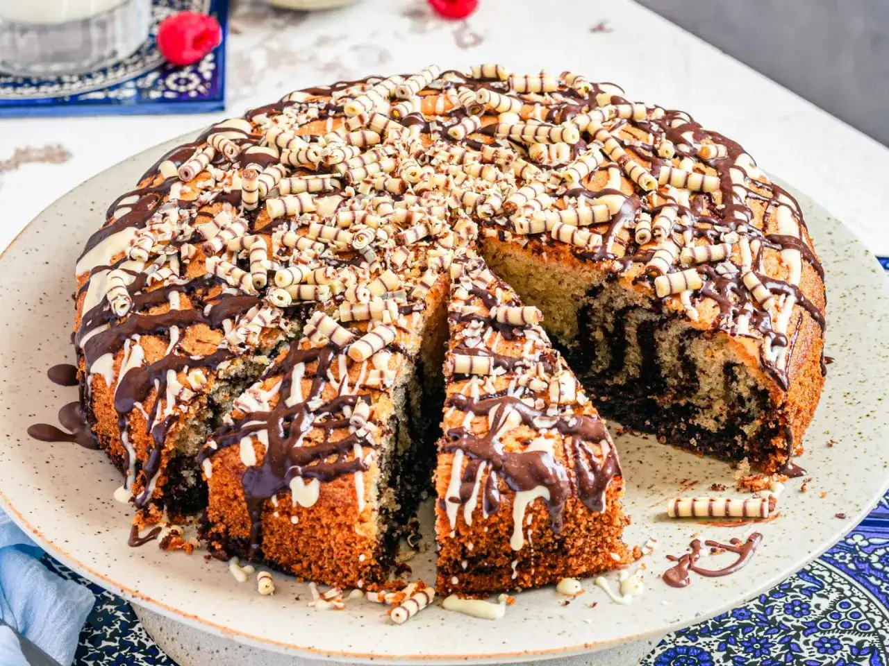 Ein k&ouml;stlicher Marmorkuchen, der zum Nachbacken einl&auml;dt. Das Marmorkuchen Rezept ist einfach und das Ergebnis ist ein Genuss.