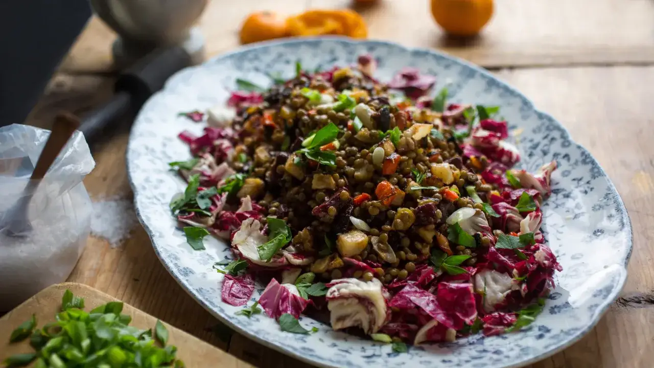 Ein herzhafter Linsensalat mit Radicchio und frischen Kr&auml;utern, perfekt f&uuml;r ein leichtes Mittagessen.