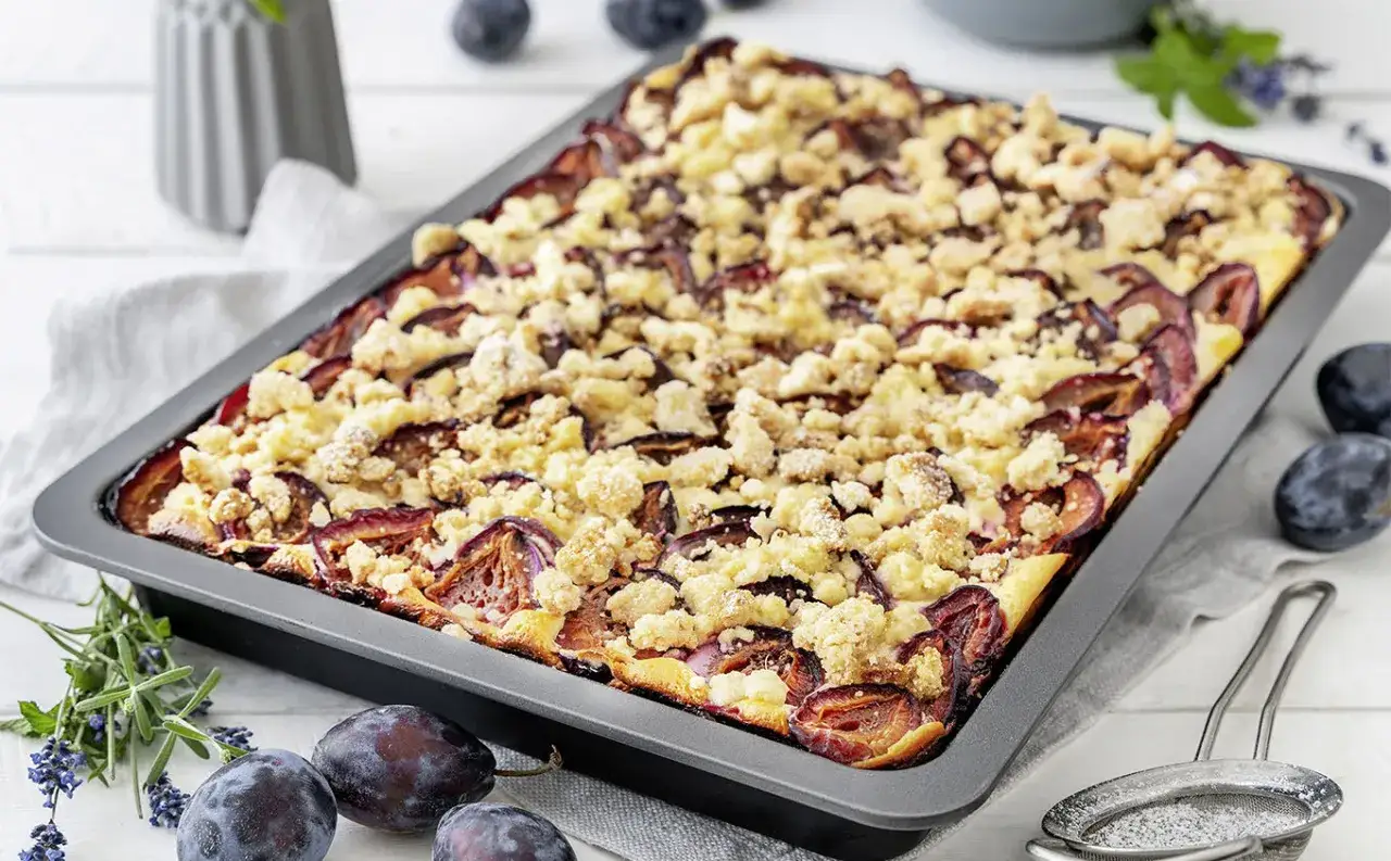 Frisch gebackener Pflaumenkuchen vom Blech mit Streuseln. Ein k&ouml;stliches Rezept f&uuml;r s&uuml;&szlig;e Momente.