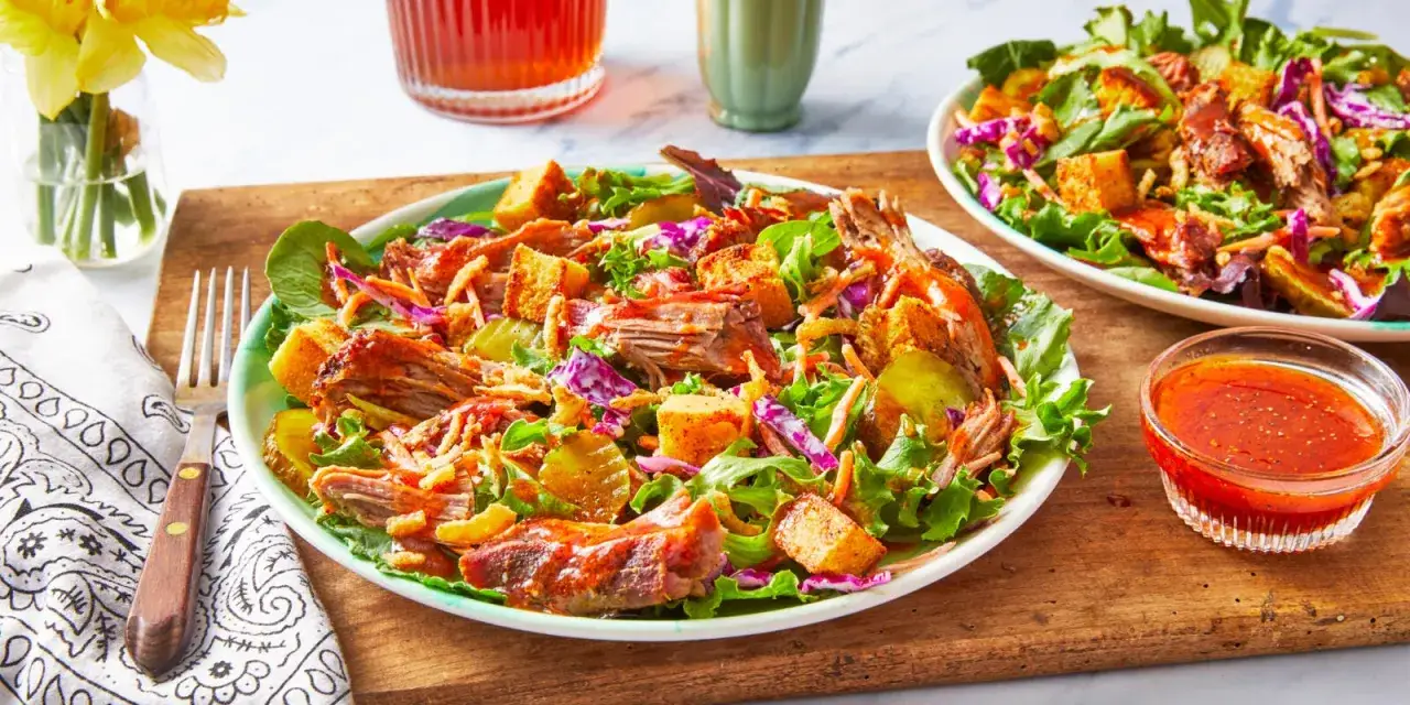 Herzhafter Salat zum Grillen mit zartem Pulled Pork, Croutons und knackigem Gem&uuml;se. Ein perfekter Begleiter f&uuml;r jedes BBQ.