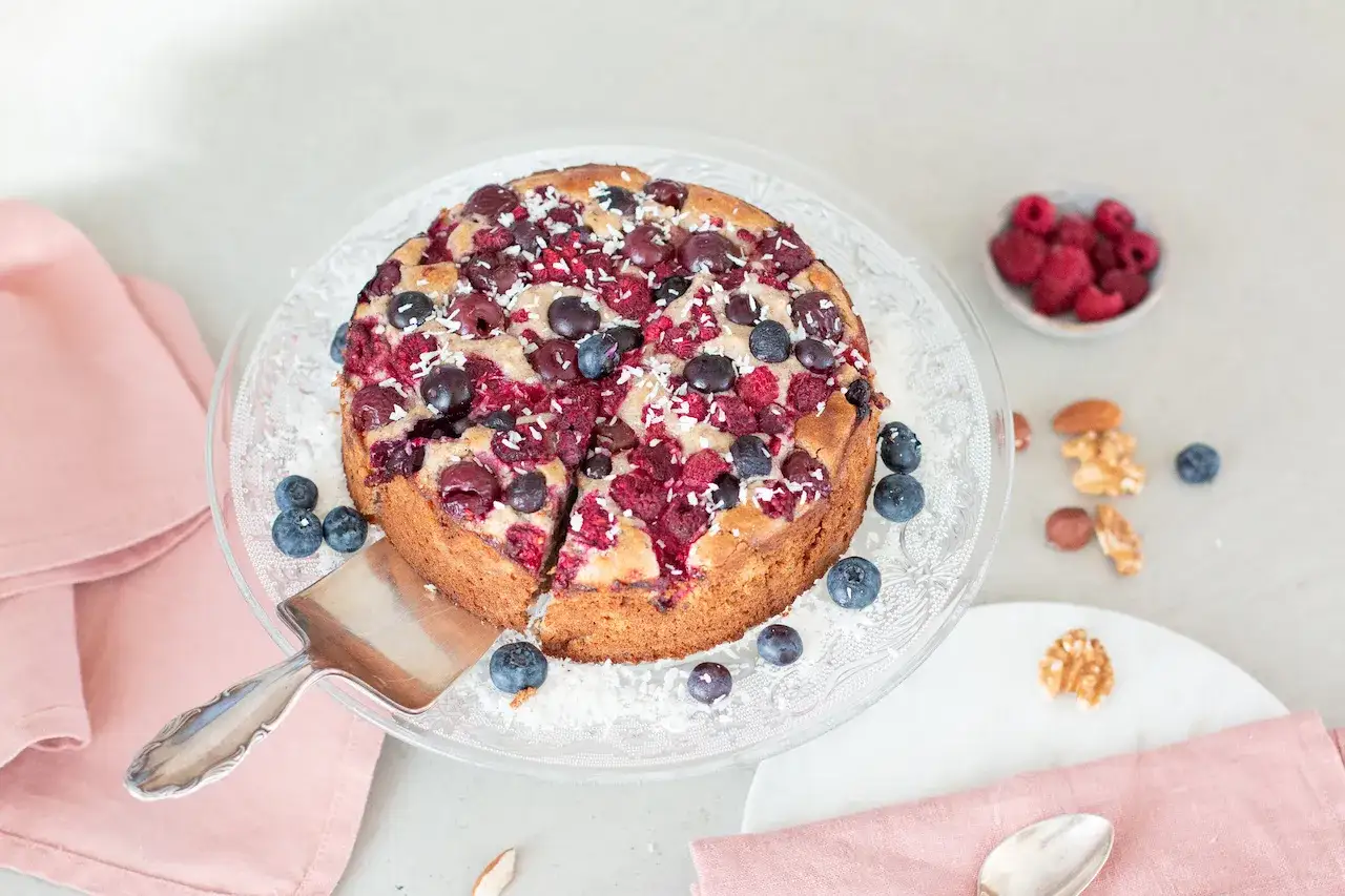Saftiger Beerenkuchen, perfekt f&uuml;r Diabetiker. Mit Kirschen, Himbeeren und Blaubeeren belegt, bestreut mit Kokosraspeln.