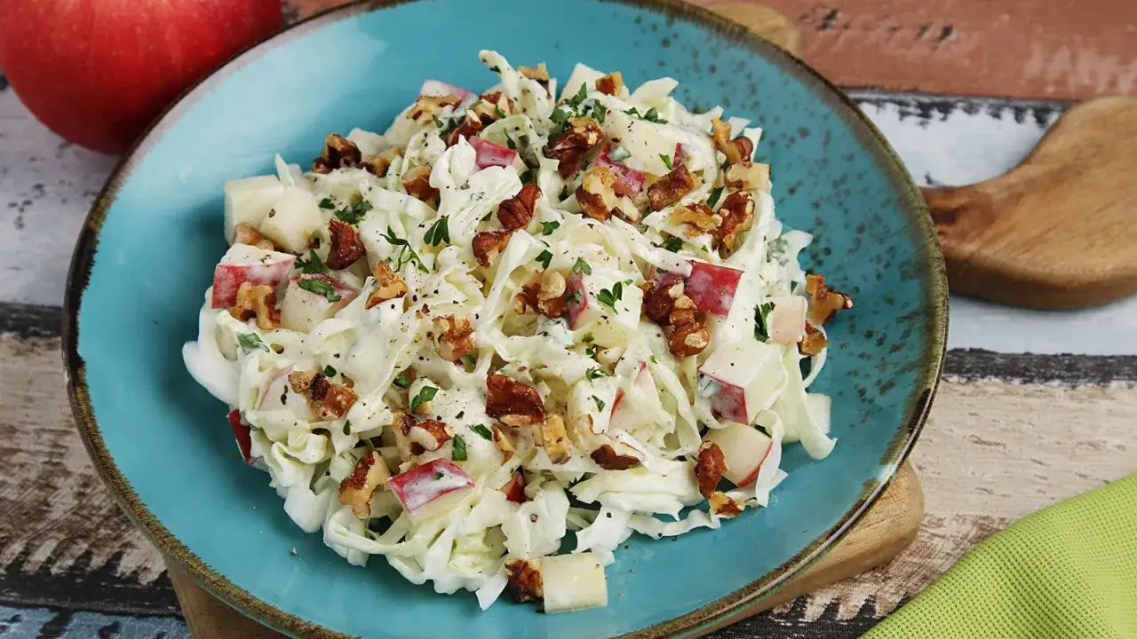 Leckerer Spitzkohlsalat mit &Auml;pfeln und Waln&uuml;ssen, ein tolles Rezept f&uuml;r den Sommer.