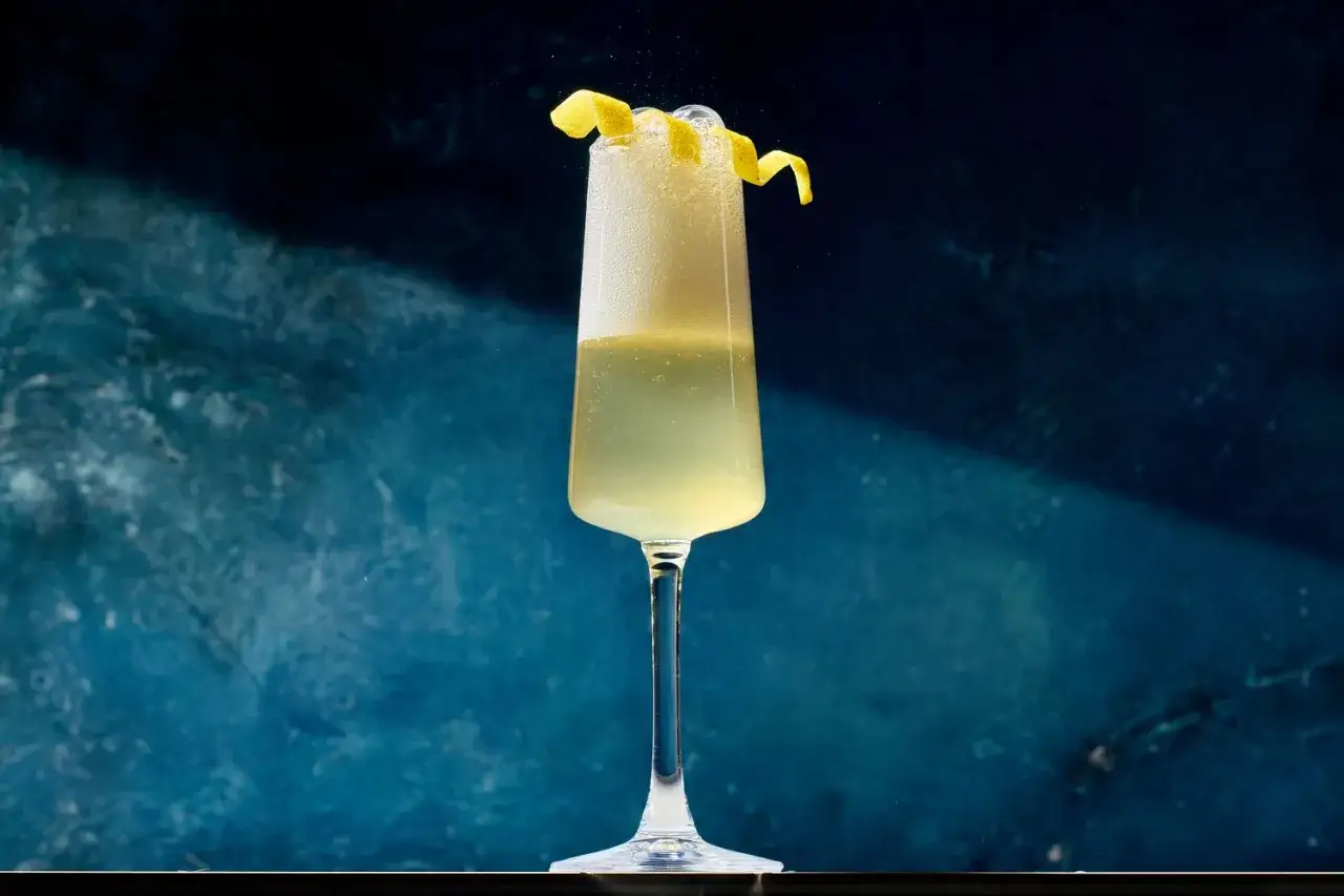 Ein erfrischender French 75 Cocktail mit Zitronenzeste. Das perfekte Rezept f&uuml;r einen eleganten Drink.