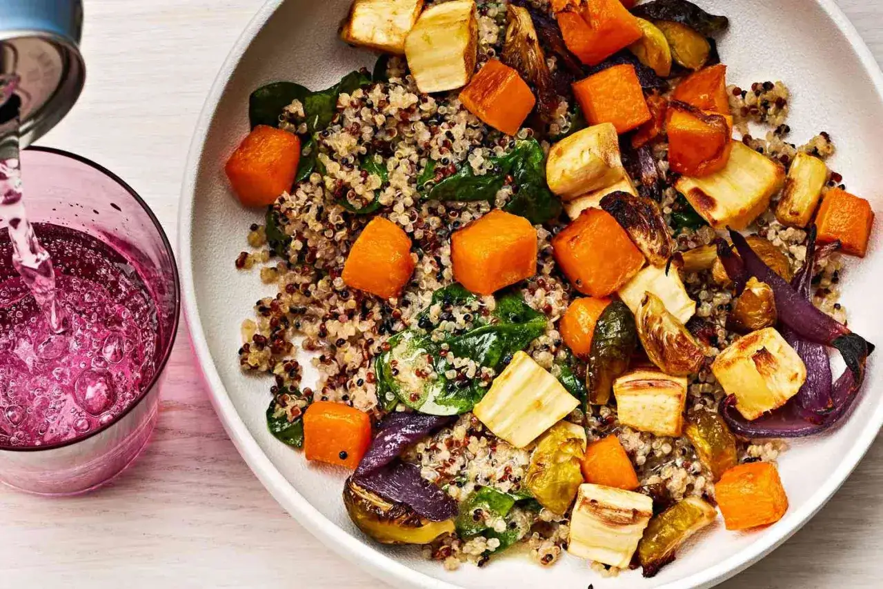 Bunte Quinoa-Bowl mit ger&ouml;stetem Gem&uuml;se und Spinat &ndash; eine leckere Idee f&uuml;r proteinreiche Rezepte.