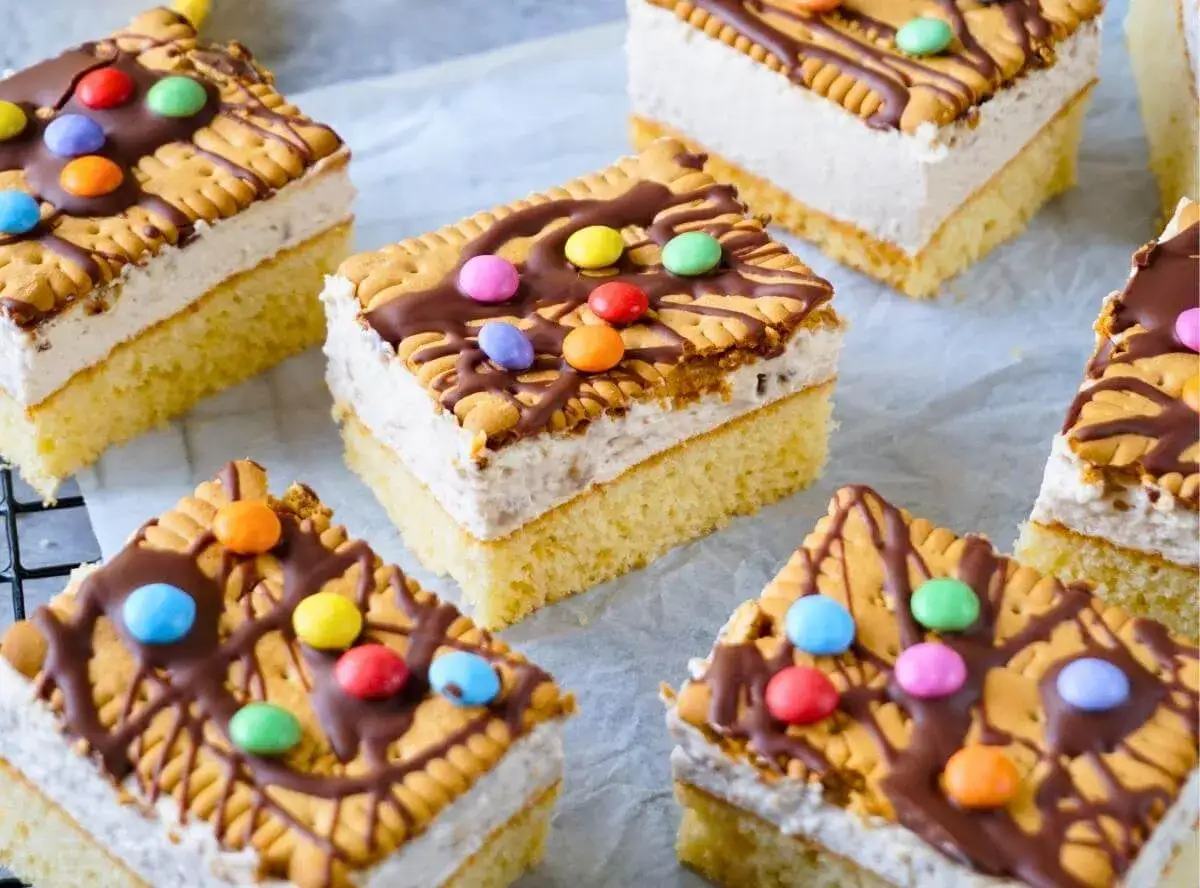 Bunte Geburtstagskuchen f&uuml;r Kinder, dekoriert mit Keksen, Schokolade und bunten Smarties.