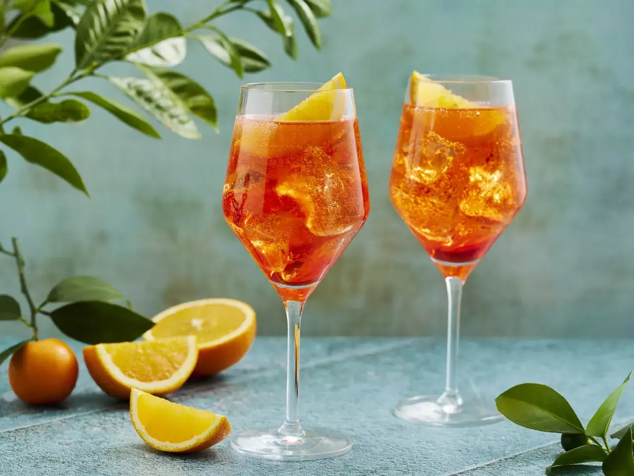 Zwei Aperol Spritz Gl&auml;ser mit Eis und Orangenscheiben. So einfach wie man Aperol Spritz macht!
