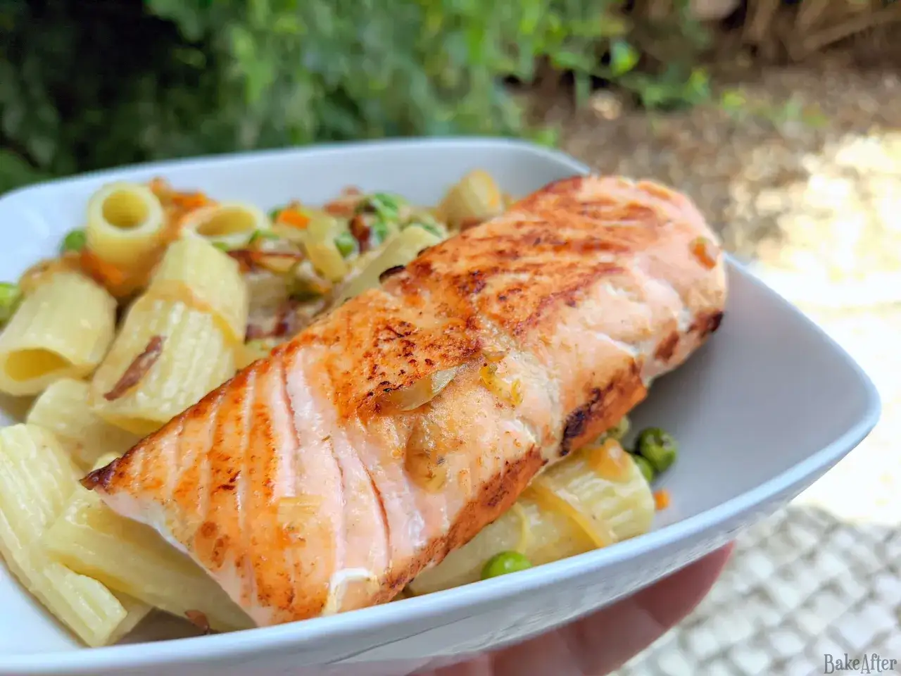 Gebratener Lachs auf cremiger Pasta mit Erbsen und Karotten. Ein einfaches und k&ouml;stliches Gericht, perfekt f&uuml;r schnelle Lachs Rezepte.