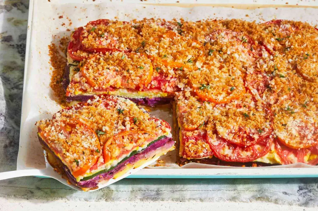 Bunter Gem&uuml;seauflauf mit Tomaten und knuspriger Kruste &ndash; ein Beispiel f&uuml;r schnelle vegetarische Gerichte, das Appetit macht.
