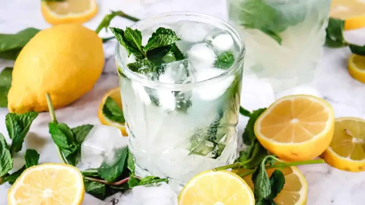 Erfrischende alkoholfreie Cocktails mit Zitrone und Minze, garniert mit Eisw&uuml;rfeln.