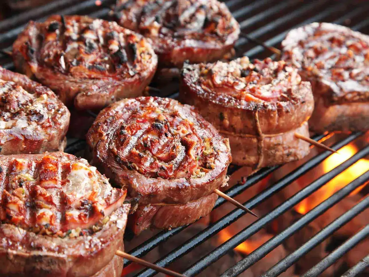Gefüllte Rinderrouladen auf dem Grill, ein köstliches Beispiel für kreative Grill Rezepte.