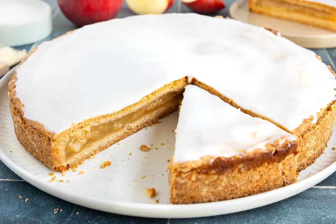 Ein k&ouml;stlicher Apfelkuchen mit einer zarten Apfelmusf&uuml;llung, &uuml;berzogen mit s&uuml;&szlig;em Zuckerguss.