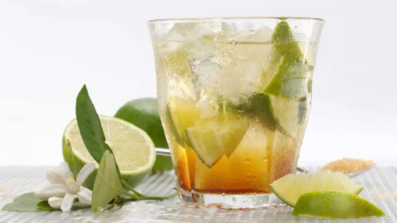 Erfrischender caipirinha alkoholfrei mit Limettenst&uuml;cken und Eisw&uuml;rfeln, garniert mit Limettenbl&uuml;ten.