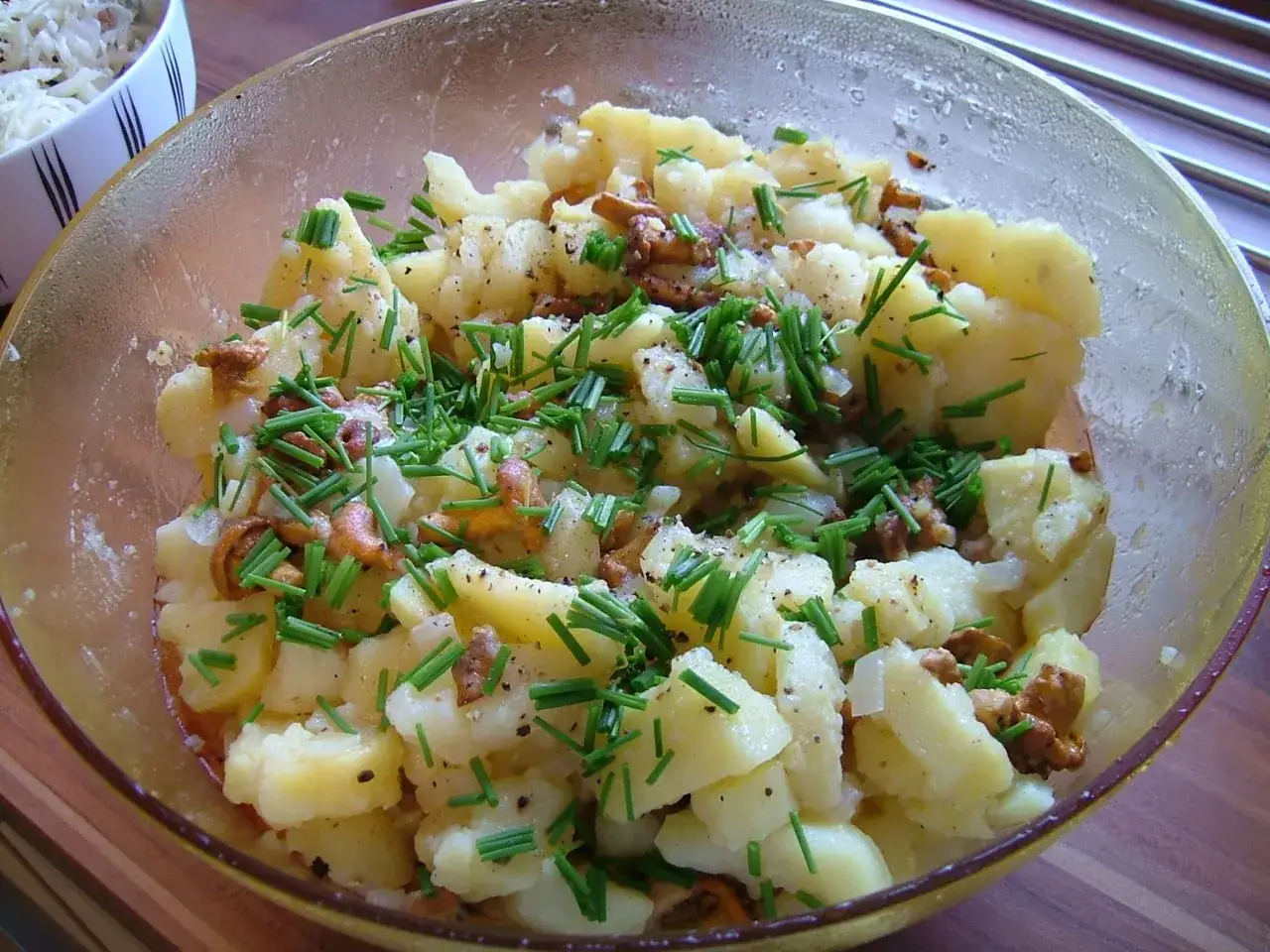 Kartoffelsalat mit Pfifferlingen und Schnittlauch, ein k&ouml;stliches rezept kartoffelsalat f&uuml;r den Sommer.