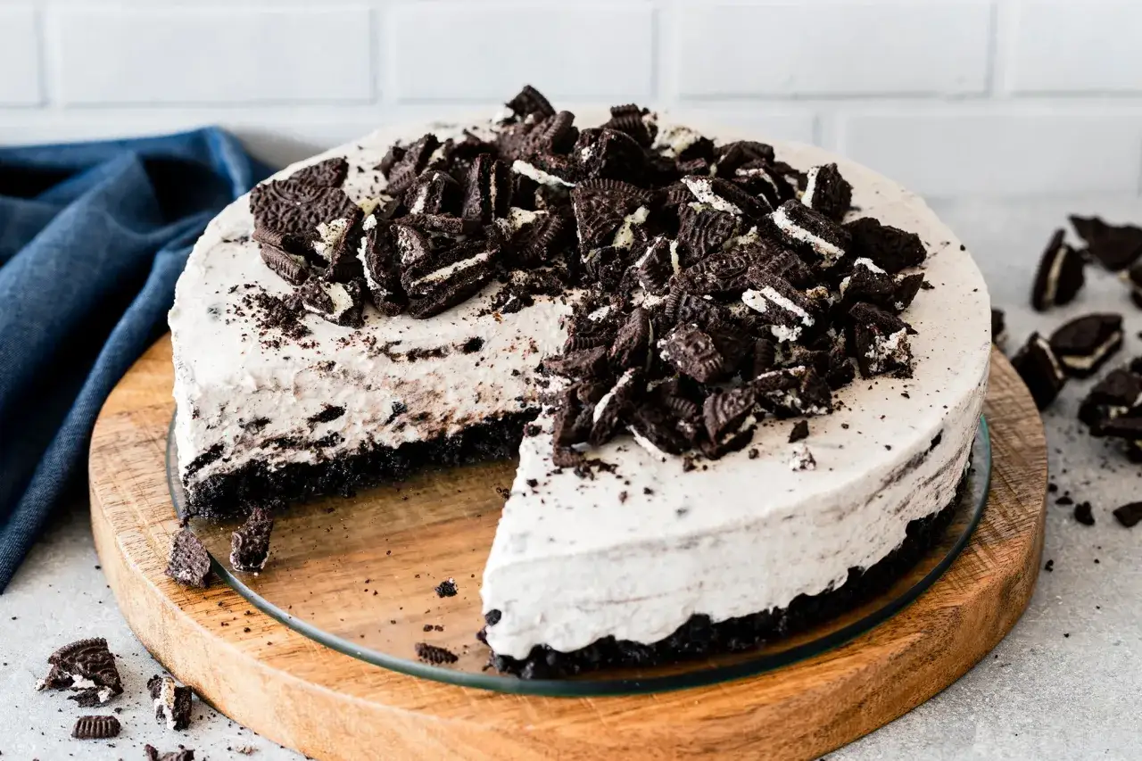 Ein k&ouml;stlicher Oreo Cheesecake, bedeckt mit zerbr&ouml;selten Keksen, wartet darauf, angeschnitten zu werden.