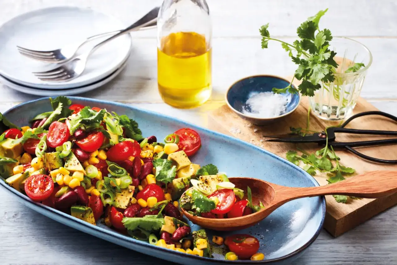 Bunter Salat mit Mais, Bohnen, Tomaten und Avocado. Perfekt f&uuml;r leichte Rezepte mit Mais.