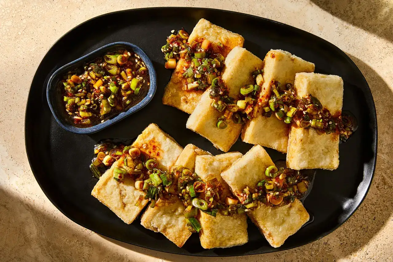 Knusprig gebratener Tofu, garniert mit einer w&uuml;rzigen Fr&uuml;hlingszwiebel-Sauce. Perfekt zum tofu zubereiten!