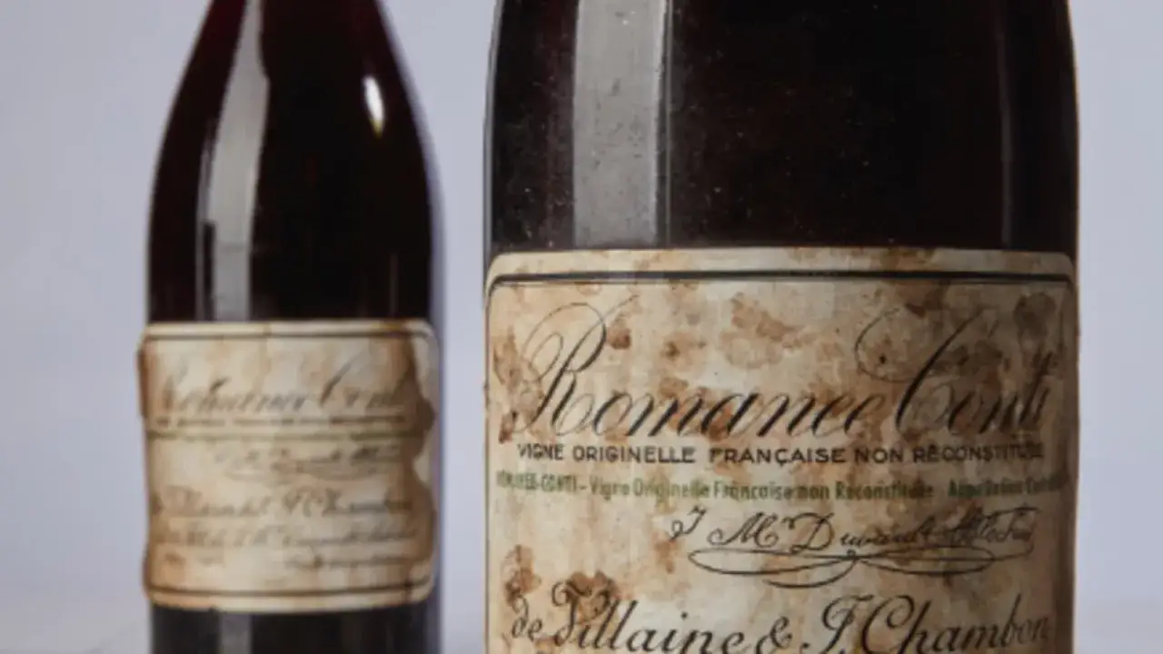 Zwei Flaschen des teuersten Weins der Welt, Roman&eacute;e-Conti, mit vergilbten Etiketten.