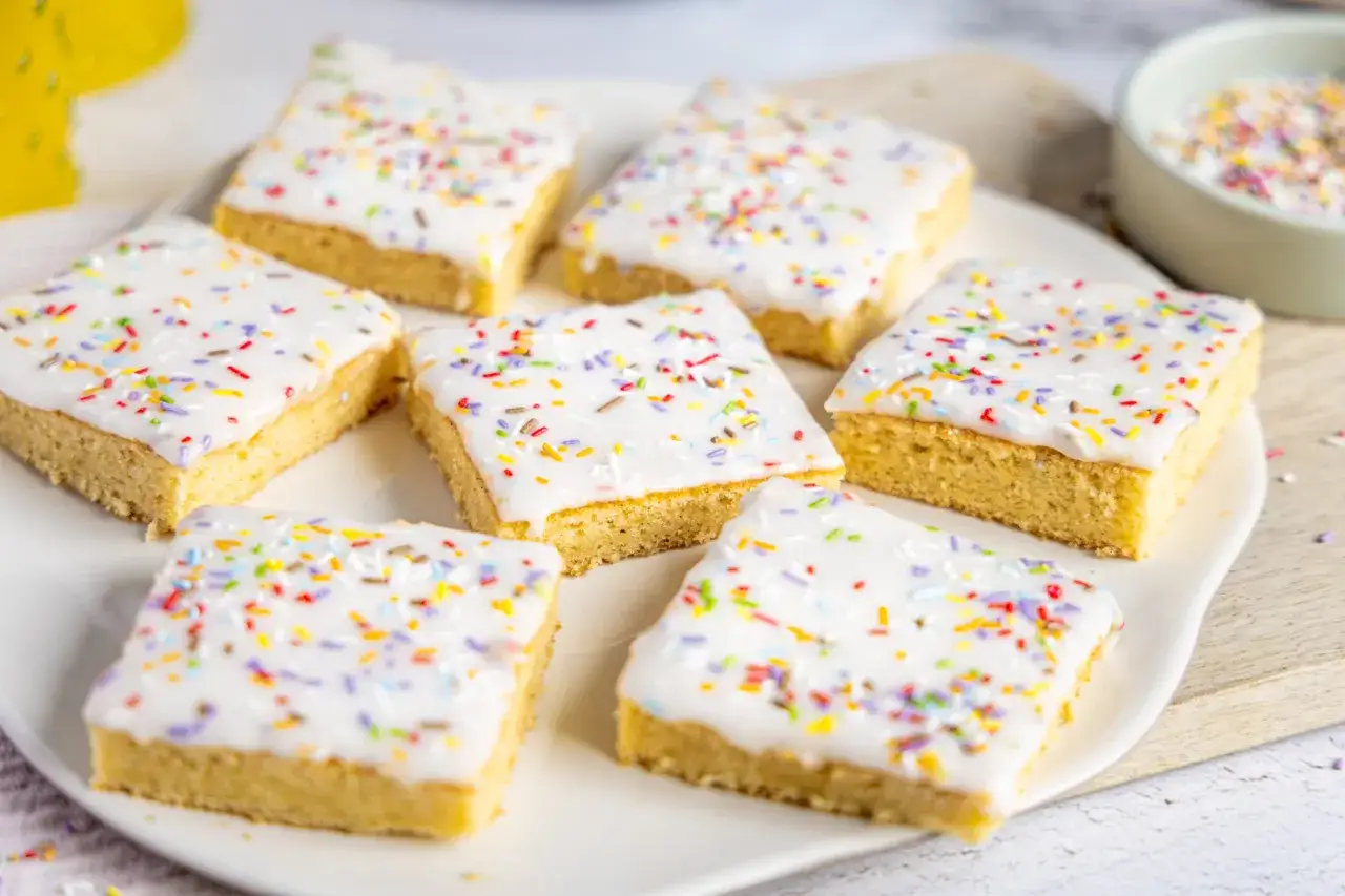 Leckere St&uuml;cke Fantakuchen, ein einfaches Tassenrezept, verziert mit wei&szlig;er Glasur und bunten Streuseln.