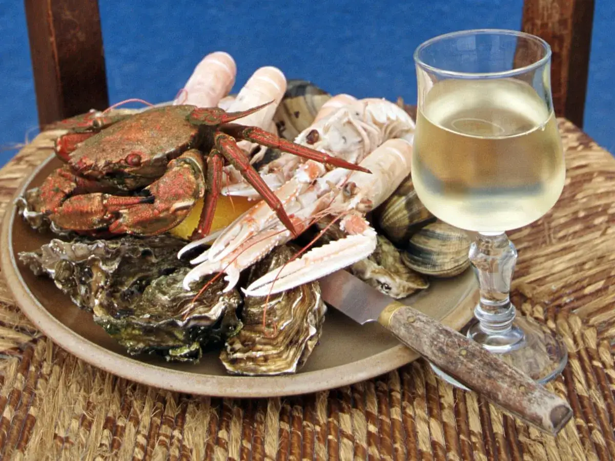 Meeresfr&uuml;chteplatte mit Krabben, Garnelen und Austern, dazu ein Glas erfrischender vinho verde.